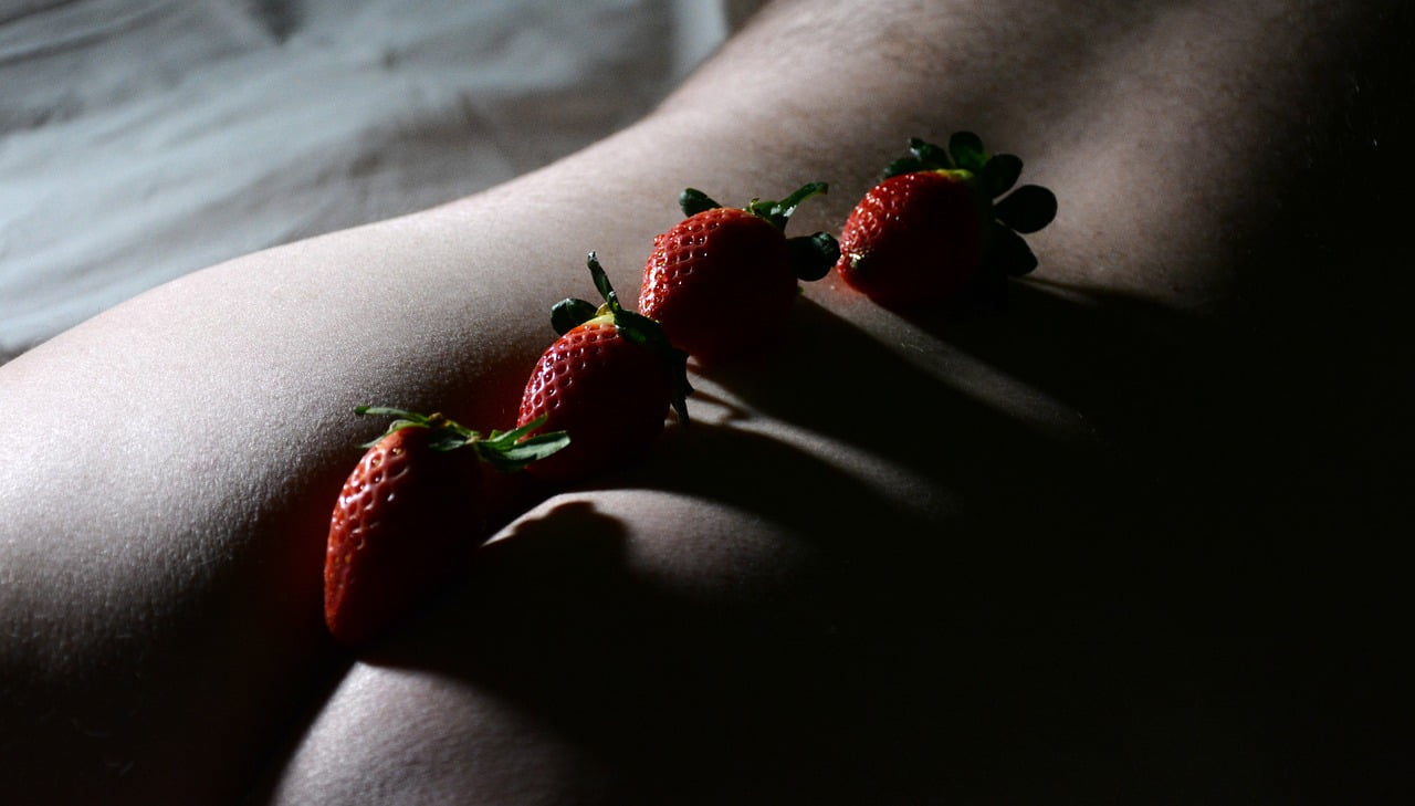 femme montrant ses fesses avec des fraises - plaisir anal - clitorishop.com