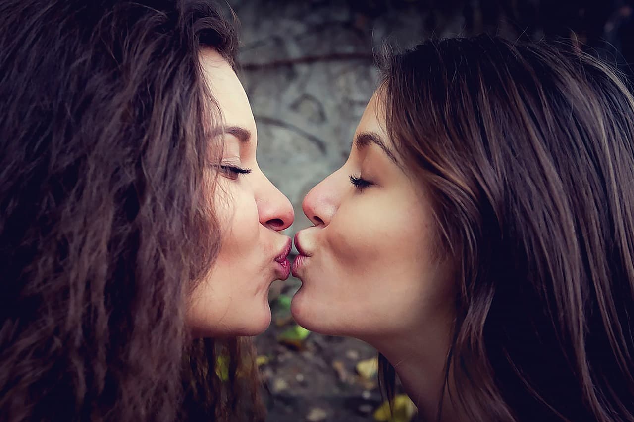 relations lesbiennes, 2 femmes s'embrassent